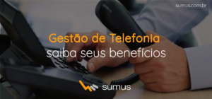 Homem de roupa social, teclando em um telefone fixo, com a frase: "Gestão de telefonia saiba seus benefícios" estampada.