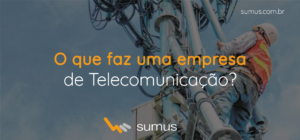 Profissional de roupa laranja mexendo em fios e cabos de um poste de telecomunicação.