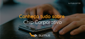Mãos usando smartphone para aprender sobre chip corporativo com a Sumus.