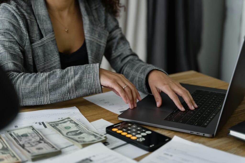 Fotografia de uma empresário que trabalha na gestão financeira do seu negócio em um notebook.