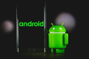 Celular exibindo a marca Android, exemplificando os recursos e benefícios do telefone Android para uso corporativo.